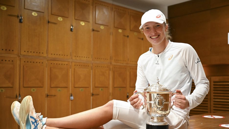 Iga Świątek z pucharem imienia Suzanne Lenglen za zwycięstwo w wielkoszlemowym Roland Garros 