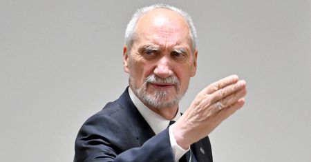 Gigantyczne kwoty. Tyle zarabiali członkowie podkomisji Macierewicza