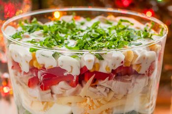 Sałatka milionera to imprezowy hit. Lepiej od razu zrobić dwie miski, żeby nie zabrakło