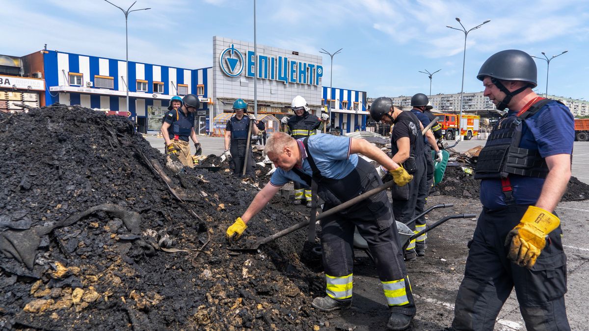 Wydobywanie ciał po rosyjskim ataku w Charkowie.