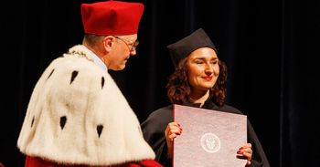 Promocje habilitacyjne i doktorskie na Uniwersytecie w Białymstoku. Dyplomy otrzymało 50 naukowców