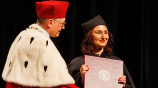 Promocje habilitacyjne i doktorskie na Uniwersytecie w Białymstoku. Dyplomy otrzymało 50 naukowców