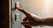 Chcesz szybciej wjechać windą? Producent zdradza prosty trik