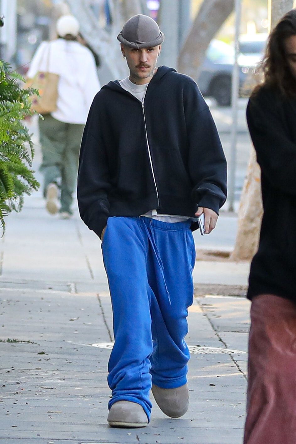 Osowiały Justin Bieber włóczy się samotnie po mieście