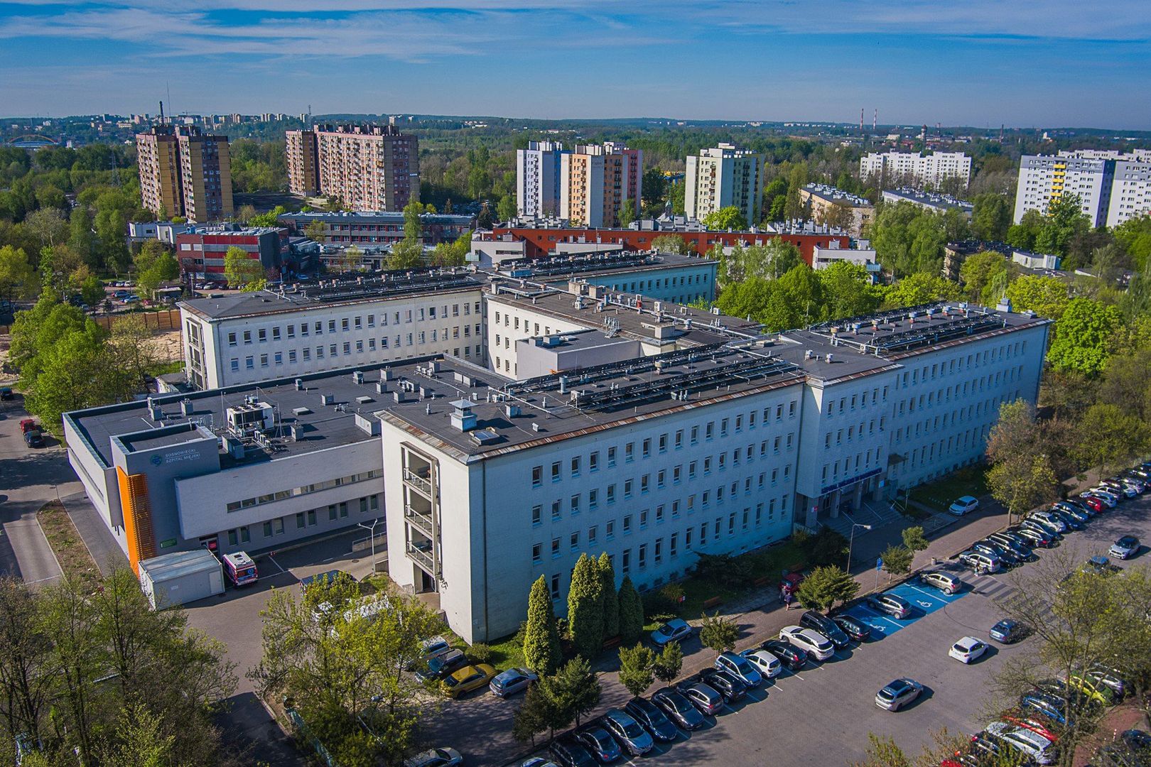 Sosnowiecki Szpital Miejski rozpoczyna kolejną kluczową inwestycję – dzięki 300 tys. zł. otrzymanym od miasta, zmodernizowana zostanie porodówka, zyskując przytulne i komfortowe przestrzenie dla przyszłych mam w domowym klimacie. Jednocześnie, placówka nie zapomina o najstarszych mieszkańcach, przygotowując dla nich bezpłatne pakiety badań profilaktycznych, tym razem dla osób obchodzących swoje 70. urodziny