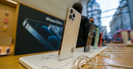 Podatek od smartfonów nie sprawi, że telefony zdrożeją - przekonuje wiceminister kultury