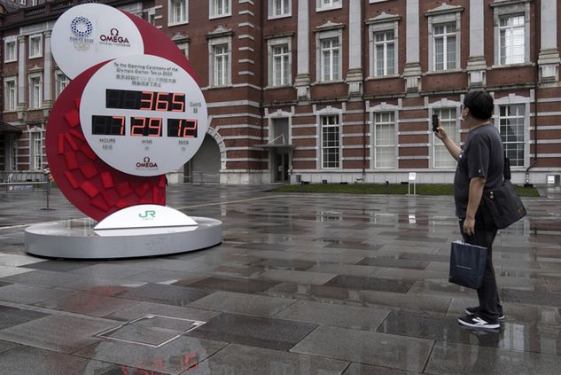 Zegar w Tokio, odmierzający czas do startu igrzysk. Nowa data ich rozpoczęcia to 23 lipca 2021 roku (fot. Getty Images)