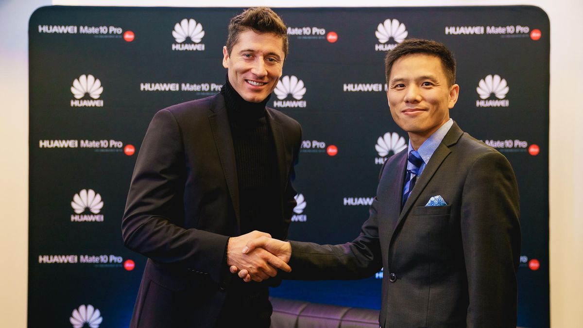 Robert Lewandowski jest ambasadorem marki Huawei. Reklamował już dwa modele telefonów
