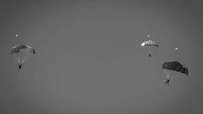 Śmierć hiszpańskiego spadochroniarza. Skoczył ze 150-metrowego komina