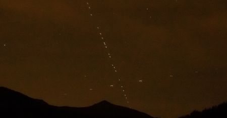 Starlink nad Polską. Kiedy oglądać "kosmiczny pociąg" na niebie?