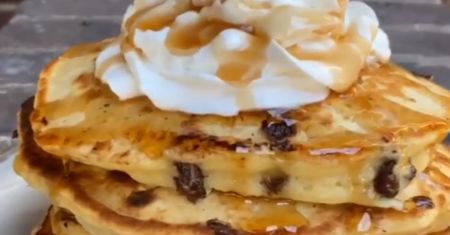 Przepis na pancakes z kawałkami czekolady. Nie musisz dodawać nadzienia