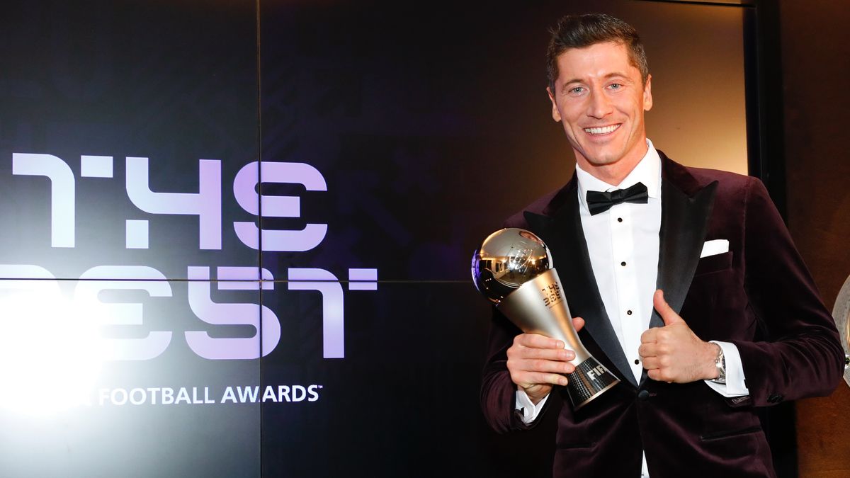 Zdjęcie okładkowe artykułu: Getty Images / Pool / Robert Lewandowski z nagrodą dla Piłkarza Roku FIFA 2020