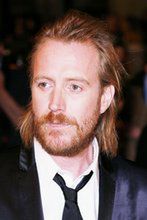 Rhys Ifans nieprawdziwym czarnym charakterem
