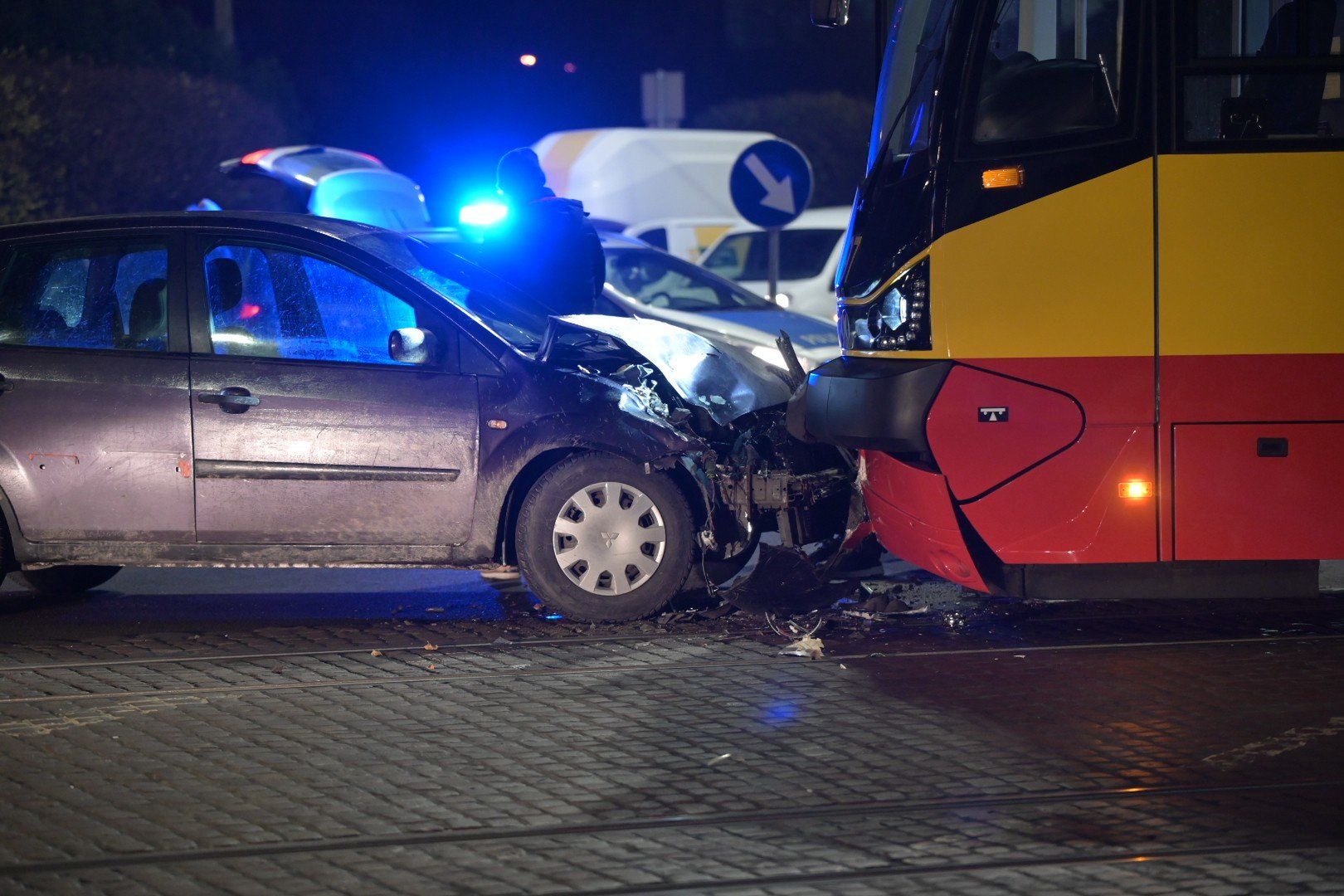 W czwartek w Grudziądzu na skrzyżowaniu al. 23 stycznia z ul. Toruńską samochód osobowy czołowo zderzył się z tramwajem. Jedna osoba została ranna.