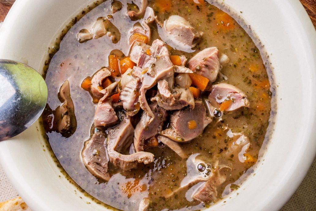 Najlepszy gulasz robię z taniego i delikatnego mięsa. Jest pełen żelaza i kolagenu