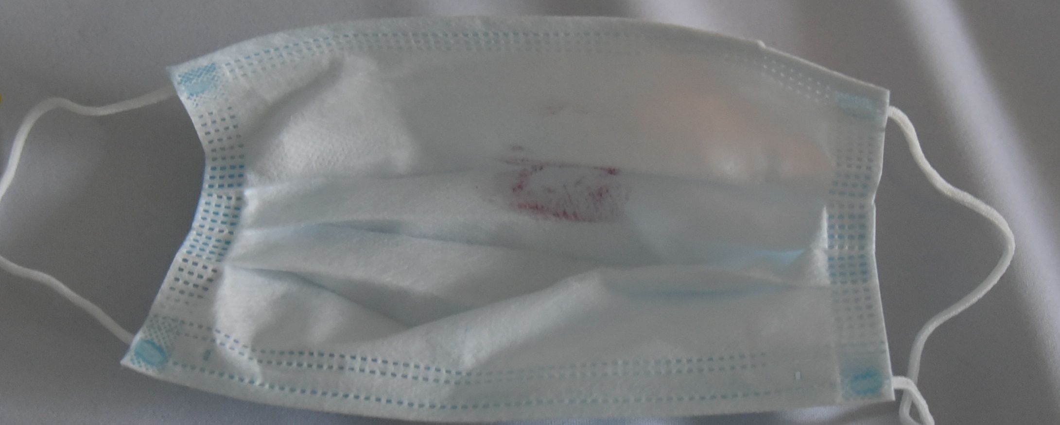 Maseczka po założeniu na usta pomalowane markerem i balsamem