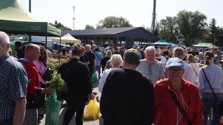Tłumy na miejskim targowisku w Szczecinku. Co można było znaleźć na stoiskach?