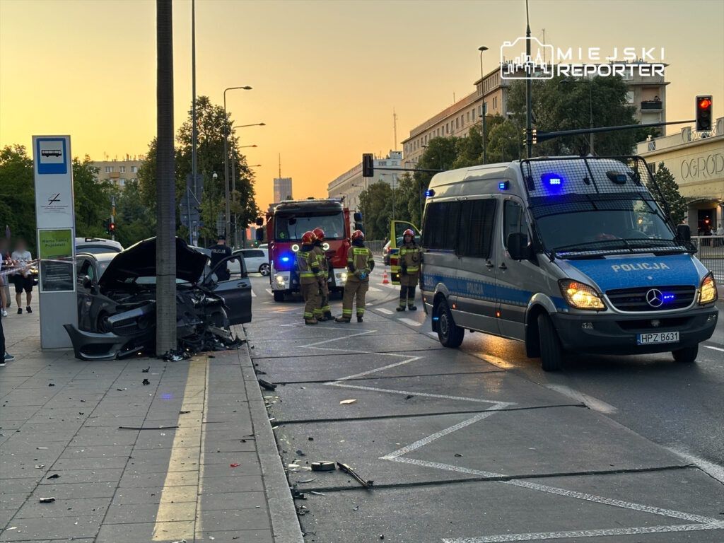 Trzy auta zderzyły się w Warszawie. Jedno wjechało w przystanek i uderzyło w latarnię