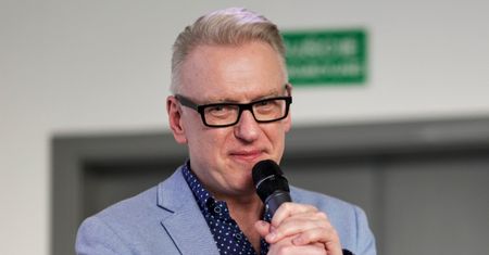 Mariusz Szczygieł szczerze o coming oucie w show Richardson: "Żałuję, że nie zrobiłem tego WCZEŚNIEJ". Zdradził, czy mierzy się z homofobią