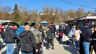 Ostrowiec Świętokrzyski: Świąteczne ozdoby przyciągnęły tłumy. Niedzielny tłok na targowisku w Ostrowcu Świętokrzyskim