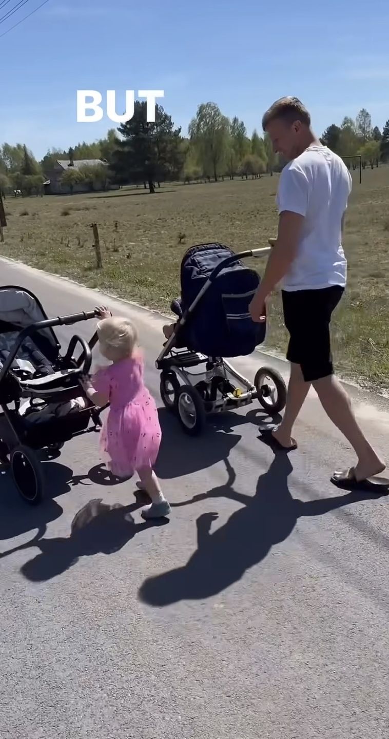 Paweł Bodzianny z dziećmi 