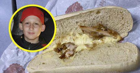 Uczeń kupił w szkole kanapkę. Matka się wściekła