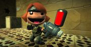 Zobacz jak Sackboy radzi sobie z Metal Gear Rexem