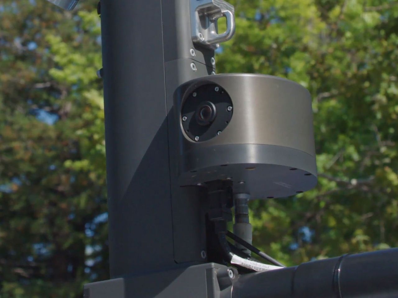 Kamera służąca odczytywaniu znaków z otoczenia. Dzięki niej informacje o godzinach otwarcia sklepu, jakie znajdują się na jego drzwiach, będą mogły trafić do Map. fot. Wired.com