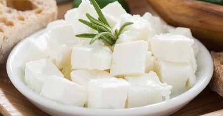 Feta na rukoli po grecku