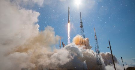 Tani satelitarny internet dla całej planety – Elon Musk zaczął pierwsze testy
