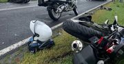 Groźne zderzenie trzech motocykli i busa na drodze krajowej. Dwie osoby zostały poszkodowane