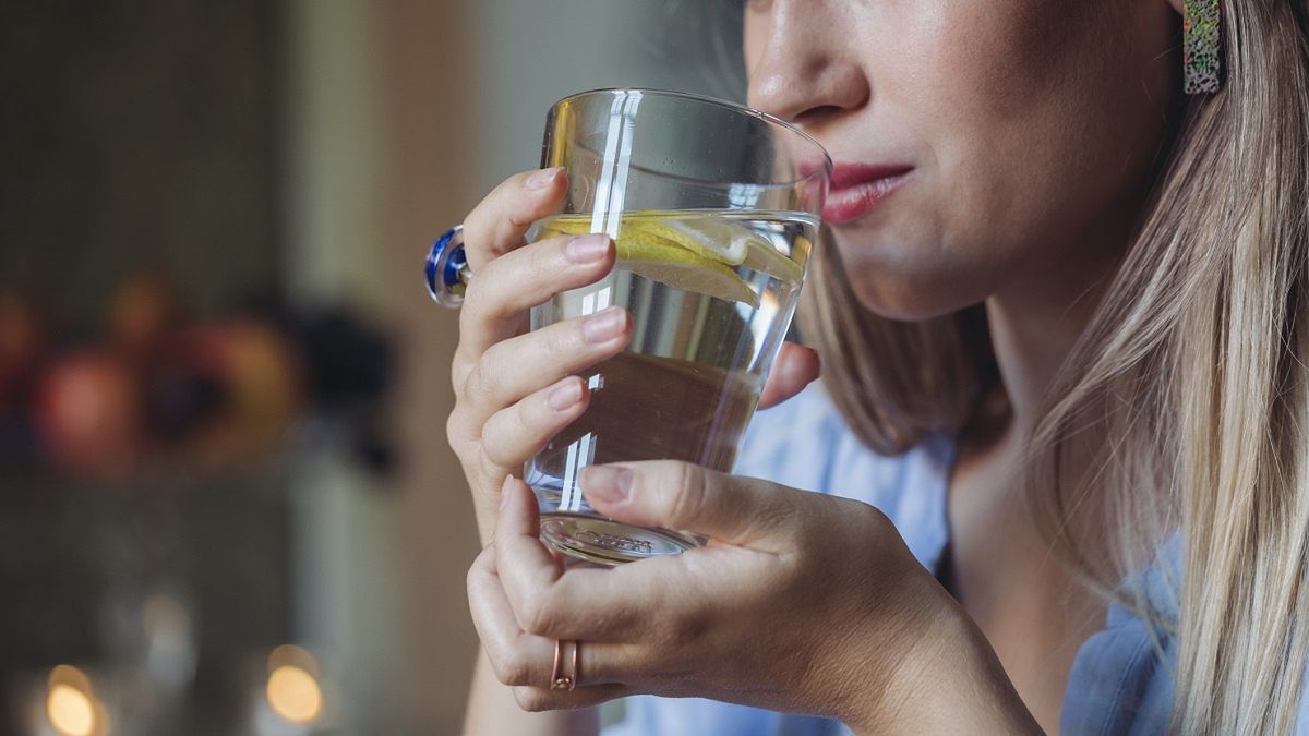 Czy warto pić wodę z cytryną?