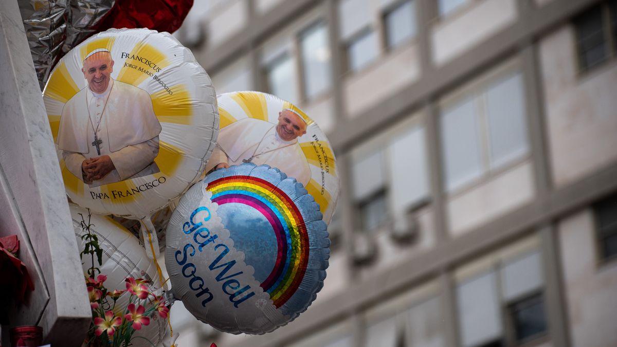 GEMELLI POLYCLINIC, ROME, ITALY - 2025/02/24: Balloons have been left by faithful under the statue of Pope John Paul II outside Rome's Gemelli Polyclinic, where Pope Francis has been hospitalized since February 14, 2025. (Photo by Vincenzo Nuzzolese/SOPA Images/LightRocket via Getty Images)