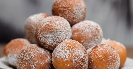 Biorę mascarpone, kilka składników i formuję kulki. W air fryerze te pączki są gotowe w 10 minut