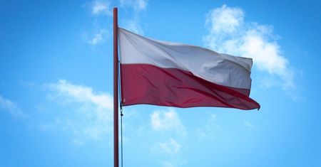 Rząd chce grzebać przy polskim hymnie! Jak teraz ma brzmieć?