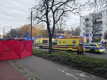 Pruszków: Poważne zderzenie dwóch aut. Jedno dachowało i uderzyło w pieszą. 7 osób rannych, z czego aż pięć ciężko