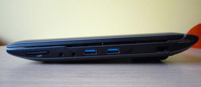 Asus U24E - ścianka prawa (czytnik kart pamięci, złącza audio, 2 x USB 3.0, Kensington Lock, LAN)