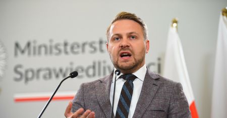 Ozdoba nowym europosłem. Postanowił przygotować się do wyjazdu do Brukseli
