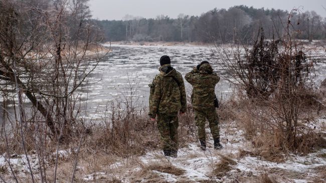 patrol stra�y granicznejKode�, 23.12.2021. Patrol stra�y granicznej przy polsko-bia�oruskiej granicy w okolicach Kodnia, 23 bm. (sko) PAP/Wojtek Jargi�oWojtek Jargi�ogranica, Kode�, polsko-bia�oruska, polsko-bia�oruska granica, teren przygraniczny