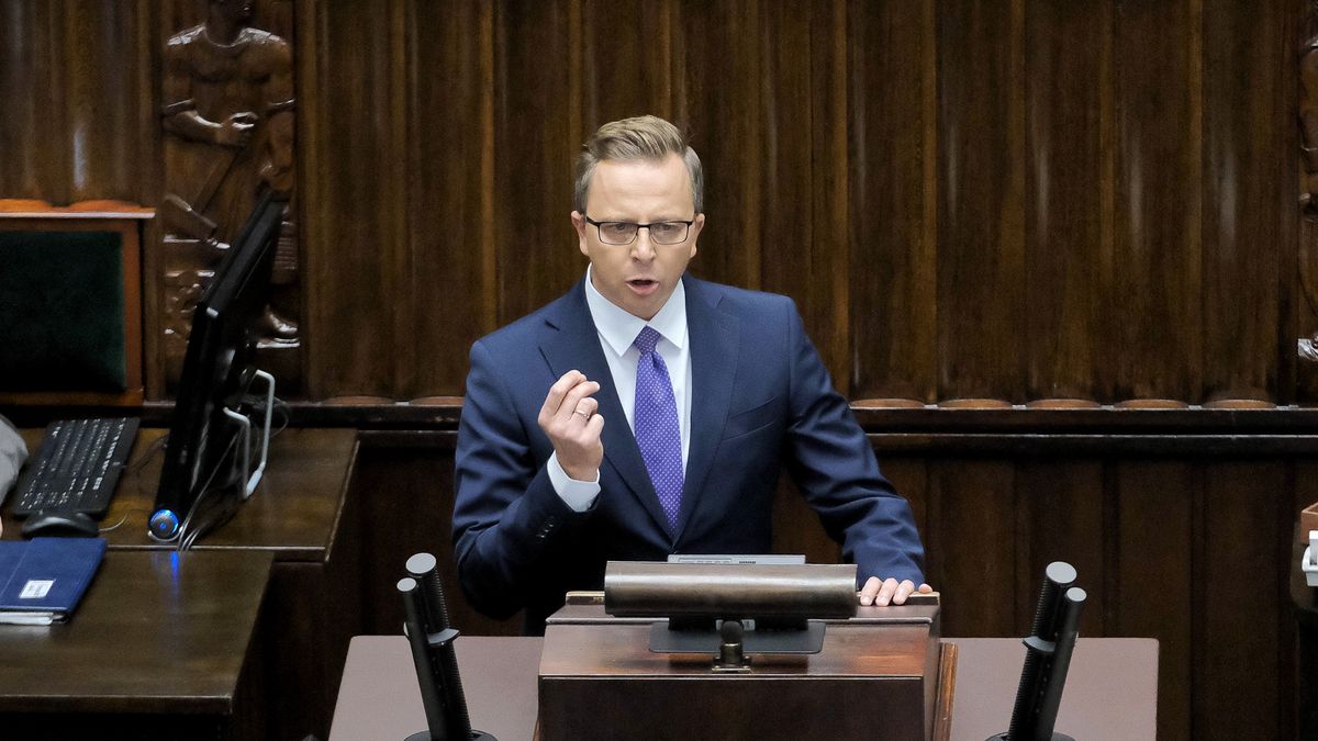 Dariusz Jo�skiWarszawa, 29.09.2021. Pose� KO Dariusz Jo�ski przemawia na sali obrad Sejmu w Warszawie, 29 bm. Sejm rozpocz�� trzydniowe posiedzenie. Pos�owie zajm� si� projektem nowelizacji ustawy bud�etowej na bie��cy rok, zmianami przepis�w podatkowych oraz poprawkami Senatu do ustawy o rekompensacie dla podmiot�w dzia�aj�cych na obszarze obj�tym stanem wyj�tkowym. (mr) PAP/Mateusz MarekMateusz Marekobrady, polityk polityka, posiedzenie, sala obrad, sala plenarna, sala posiedze�, sejm, sejmu