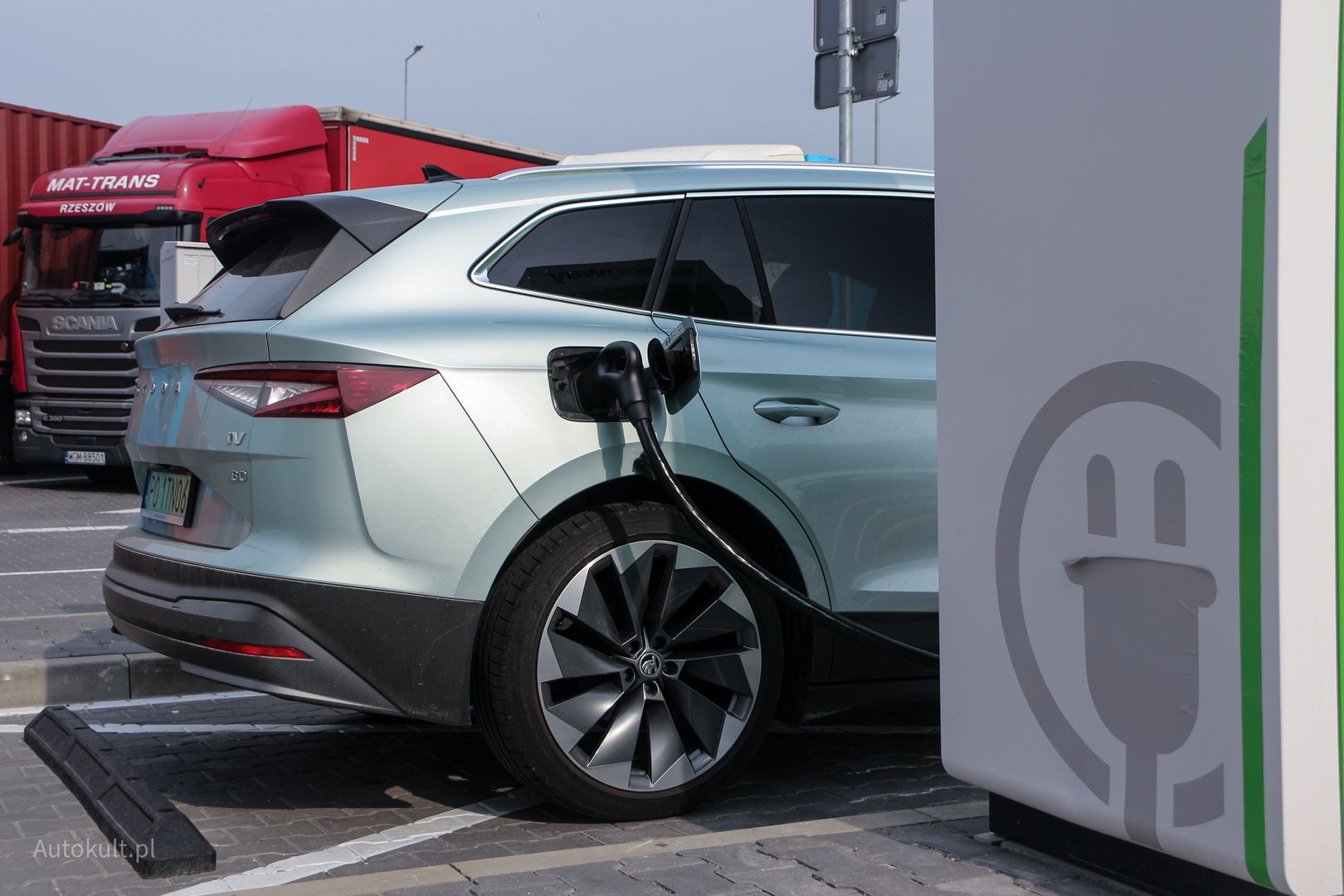 Na takiej stacji jak ta – o mocy 150 kW – ładowanie Enyaqa IV do 80 proc. trwa 38 minut