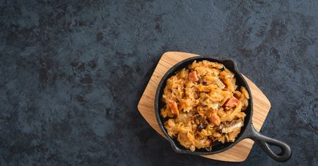 Bigos z białej kapusty – pożywny obiad z kiełbasą