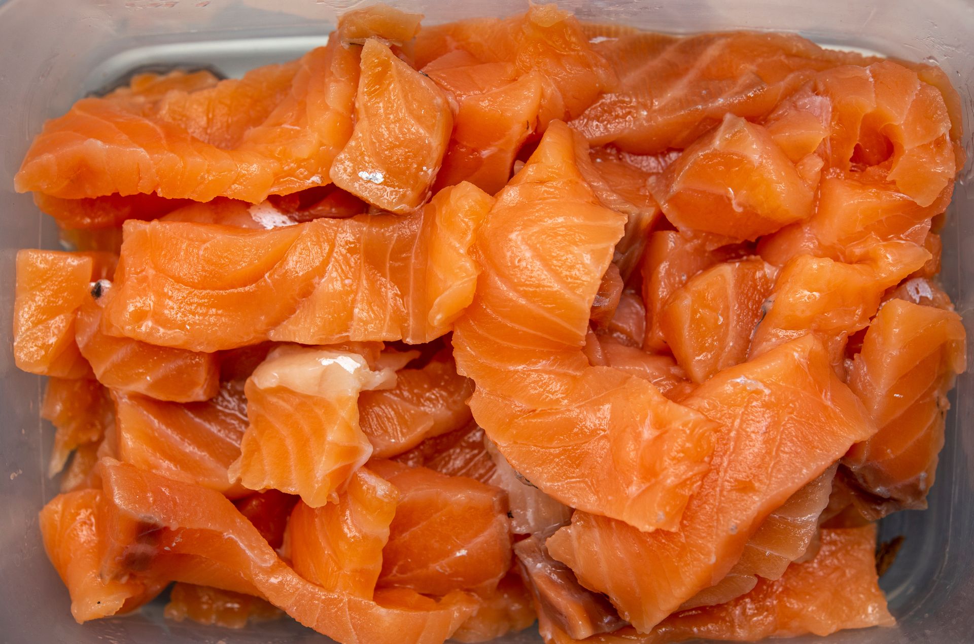 Ma smaczne i zdrowe mięso. Tylko takiego łososia szukaj w markecie