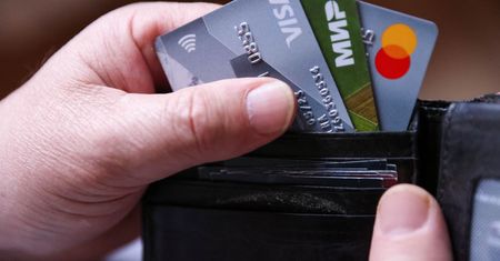 Visa i Mastercard zawieszają działalność w Rosji