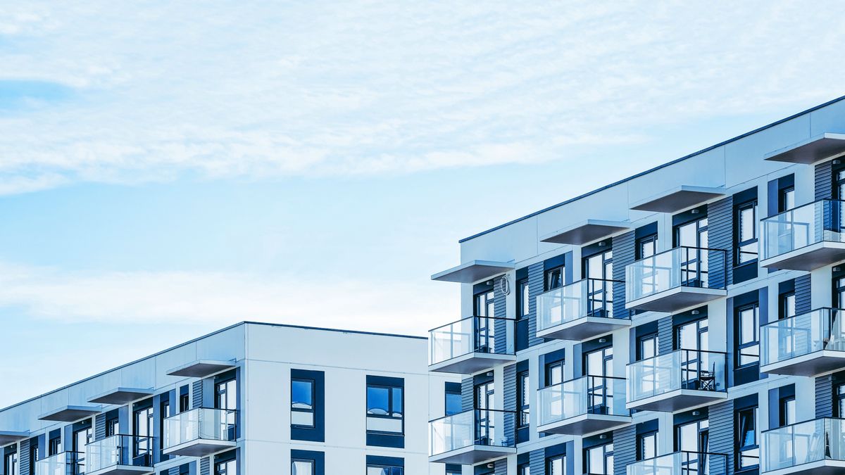 Detail in Modern residential apartment flat building exterior
Detail in Modern residential apartment flat building exterior. Fragment of New luxury house and home complex. Part of City Real estate property and condo architecture. Copy space. Blue sky
RomanBabakin