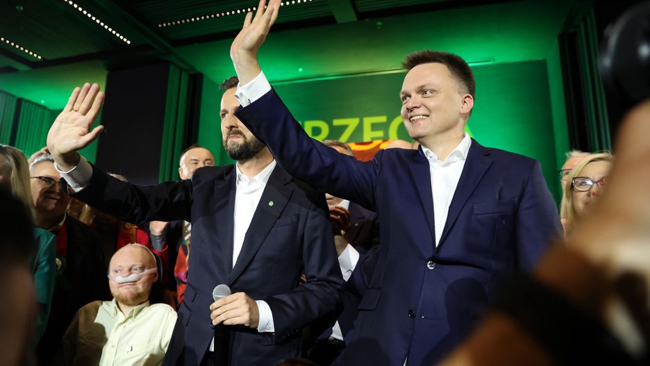 Warszawa, 15.10.2023. Wybory parlamentarne 2023. Liderzy Trzeciej Drogi Szymon Hołownia (P) i Władysław Kosiniak-Kamysz (L) w sztabie wyborczym Trzeciej Drogi w Warszawie, 15 bm. Zakończyły się wybory parlamentarne. Zakończyły się wybory parlamentarne. PiS wygrało niedzielne wybory do Sejmu z wynikiem 36,8 proc. (aldg) PAP/Rafał Guz