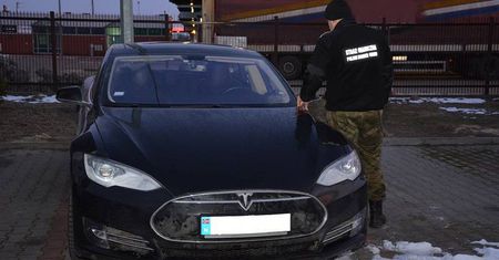 Próbował przekroczyć granicę skradzioną Teslą. Obywatel Ukrainy zatrzymany