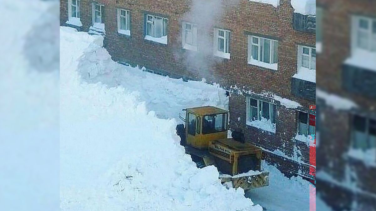 Niesamowite zdjęcia z Norylska. Spadło tam tyle śniegu, że ludzie nie mogą się odkopać 1