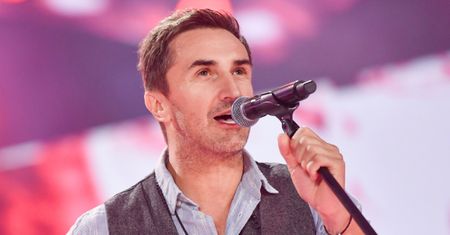 Niepokojące doniesienia o stanie zdrowia Sebastiana Karpiela-Bułecki. Muzycy z Zakopower odwołali koncert. "Medykamenty nie pomagają"