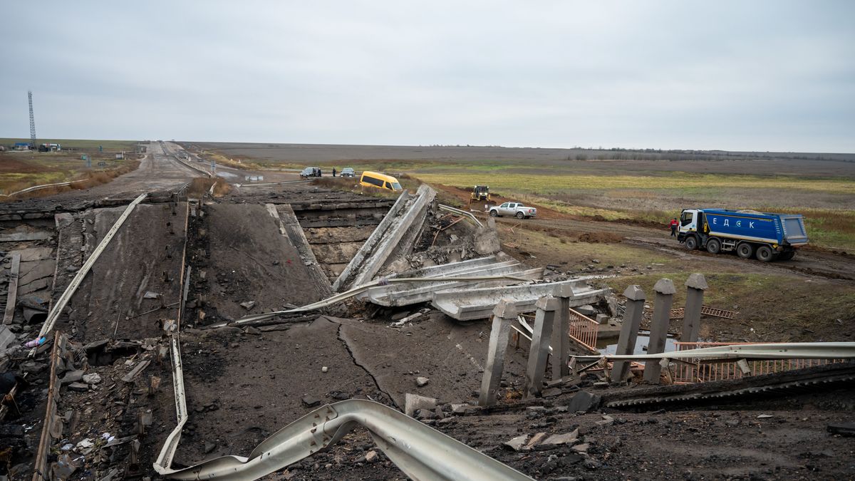 trasa Chersoń-Mikołajów
Cherso�, Ukraina, 18.11.2022. Zniszczona trasa Cherso�-Miko�aj�w, 18 bm. Trwa inwazja Rosji na Ukrain�. (mr) PAP/Viacheslav Ratynskyi
Viacheslav Ratynskyi
droga, inwazja, obw�d cherso�ski, rosja ukraina, sytuacja, trasa, wojna, zniszczenia